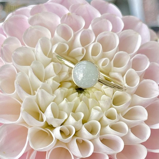 . Natalia (DNA steen van 6mm) (ivm stijgende goudkoers zijn alle prijzen voor gouden sieraden tijdelijk op aanvraag)