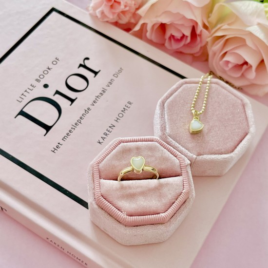 . Mara (schuin hangend) 