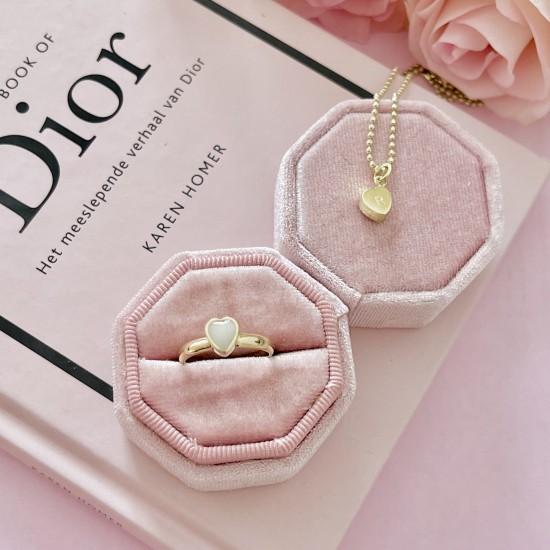 . Mara (schuin hangend) 