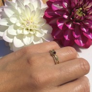 GEBOORTE RING - Januari - Granaat (ivm stijgende goudkoers zijn alle prijzen voor gouden sieraden tijdelijk op aanvraag)