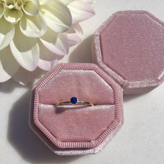 GEBOORTE RING - September - Saffier (ivm stijgende goudkoers zijn alle prijzen voor gouden sieraden tijdelijk op aanvraag)