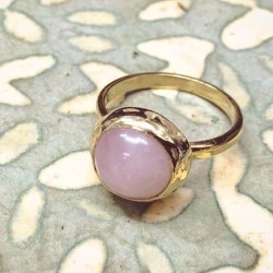 Ring: Goud en Rozenkwarts (extra dikke zetkast) (prijs op aanvraag)