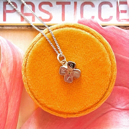 . Guusje (witgoud) (4x DNA steen van 4mm) (ivm stijgende goudkoers zijn alle prijzen voor gouden sieraden tijdelijk op aanvraag)