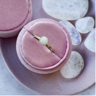 . Amy (DNA steen van 5mm) (ivm stijgende goudkoers zijn alle prijzen voor gouden sieraden tijdelijk op aanvraag)