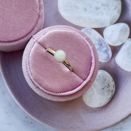 . Amy (DNA steen van 5mm) (ivm stijgende goudkoers zijn alle prijzen voor gouden sieraden tijdelijk op aanvraag)