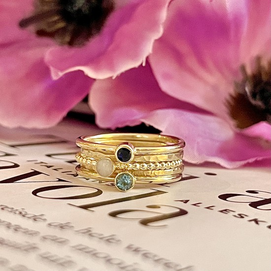 GEBOORTE RING - September - Saffier (ivm stijgende goudkoers zijn alle prijzen voor gouden sieraden tijdelijk op aanvraag)