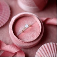 . Danila (DNA steen van 6mm) (ivm stijgende goudkoers zijn alle prijzen voor gouden sieraden tijdelijk op aanvraag)