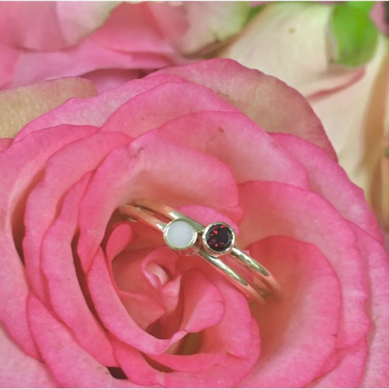 GEBOORTE RING - Januari - Granaat (ivm stijgende goudkoers zijn alle prijzen voor gouden sieraden tijdelijk op aanvraag)