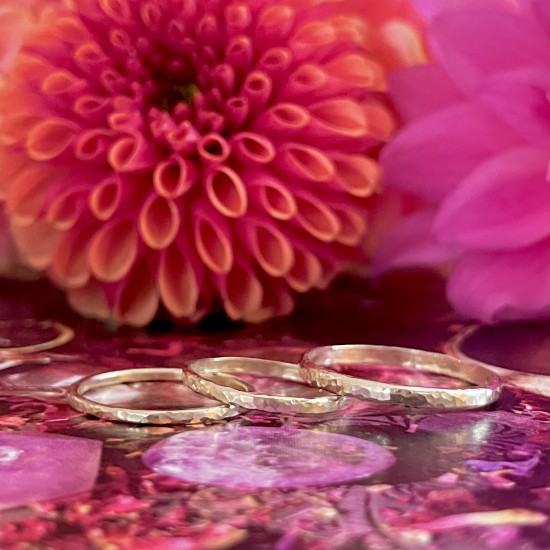 Gehamerde ring Geelgoud (ivm stijgende goudkoers zijn alle prijzen voor gouden sieraden tijdelijk op aanvraag)