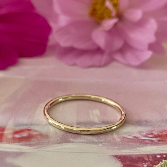 Gehamerde ring Geelgoud (ivm stijgende goudkoers zijn alle prijzen voor gouden sieraden tijdelijk op aanvraag)