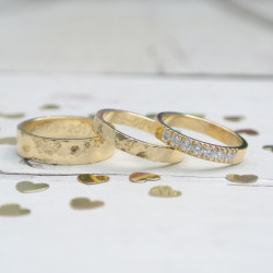 Voorbeeld van een op maat gemaakte set trouwringen: Trouwringen Geelgoud Gehamerd plus Verlovingsring